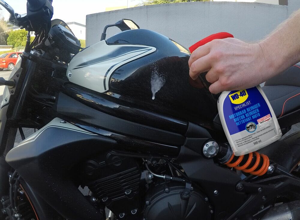 web size anwendungsbild wd 40 specialist motorrad komplettreiniger motorrad reinigen[1]