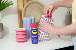 WD-40® Multi-Use Product Stickers Verwijderen
